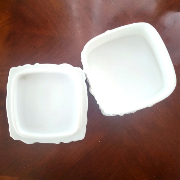 Frosteria Cameo Milk Glass Trinket Box - Picture 2 of 3